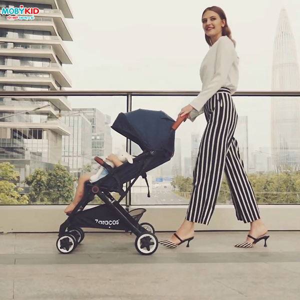 Tổng hợp kinh nghiệm mua xe đẩy gọn nhẹ cho bé khi đi du lịch