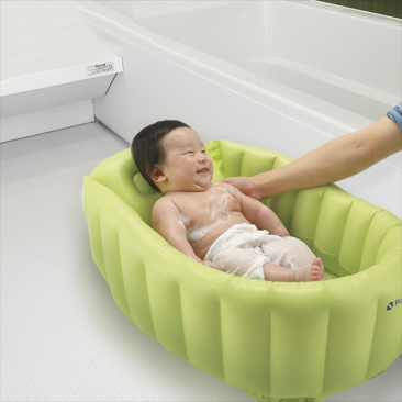 Dụng Cụ Tắm Cho Bé
