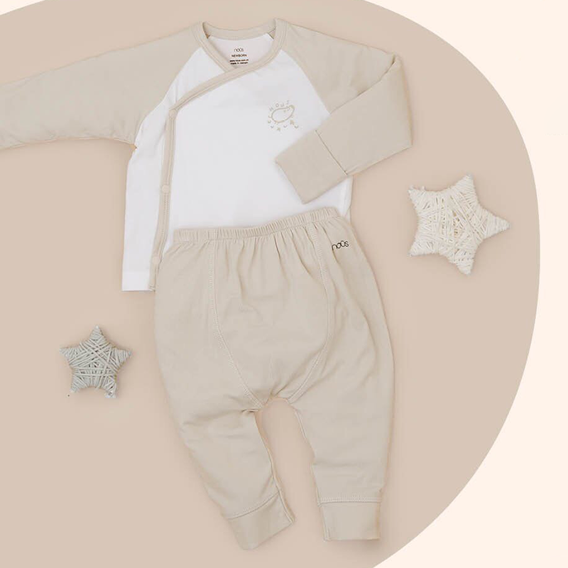 W627S1AMNB175 - Bộ quần áo Nous cài lệch hình heo con vải Nu Petit - Màu trắng be (Newborn)