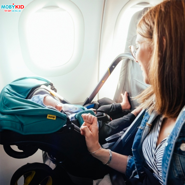 Mách mẹ những lưu ý khi mang xe đẩy em bé lên máy bay
