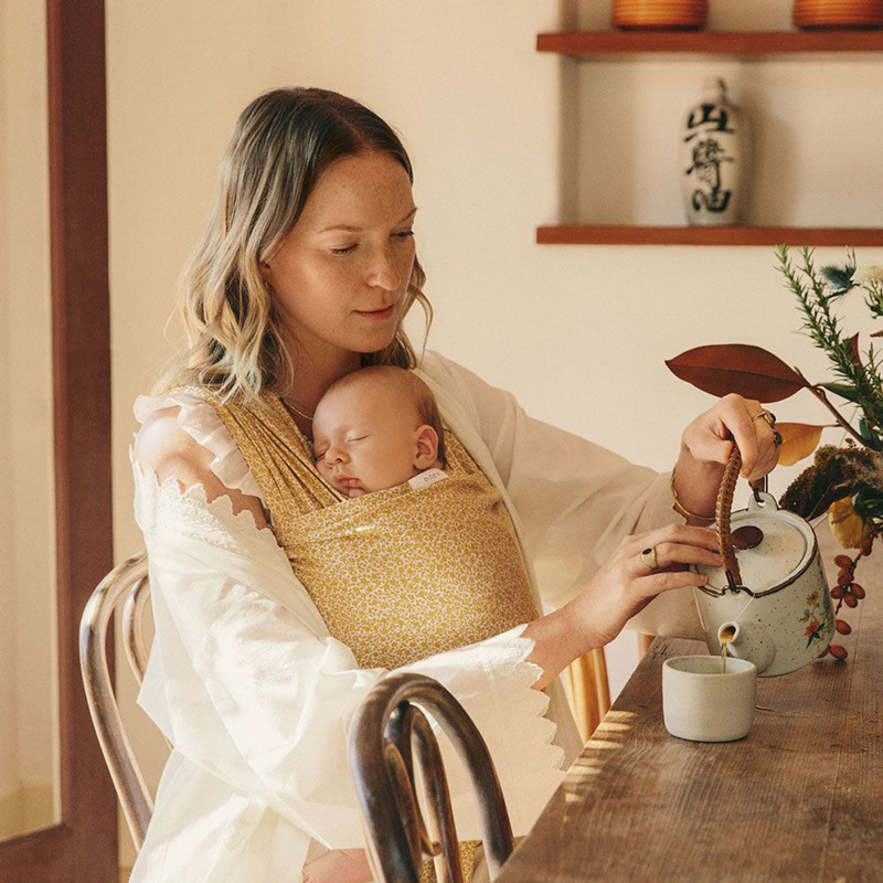 Địu cho bé Ergobaby Aura Baby Wrap - Honeybee Floral​