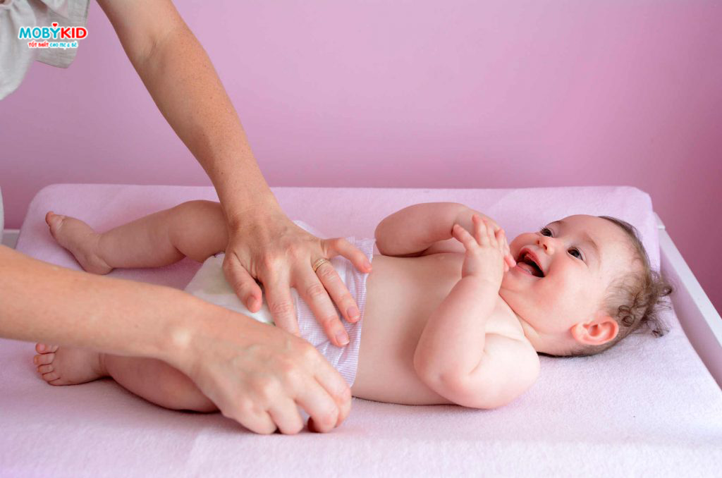 So sánh bỉm Huggies và Merries cho bé, nên mua loại nào?