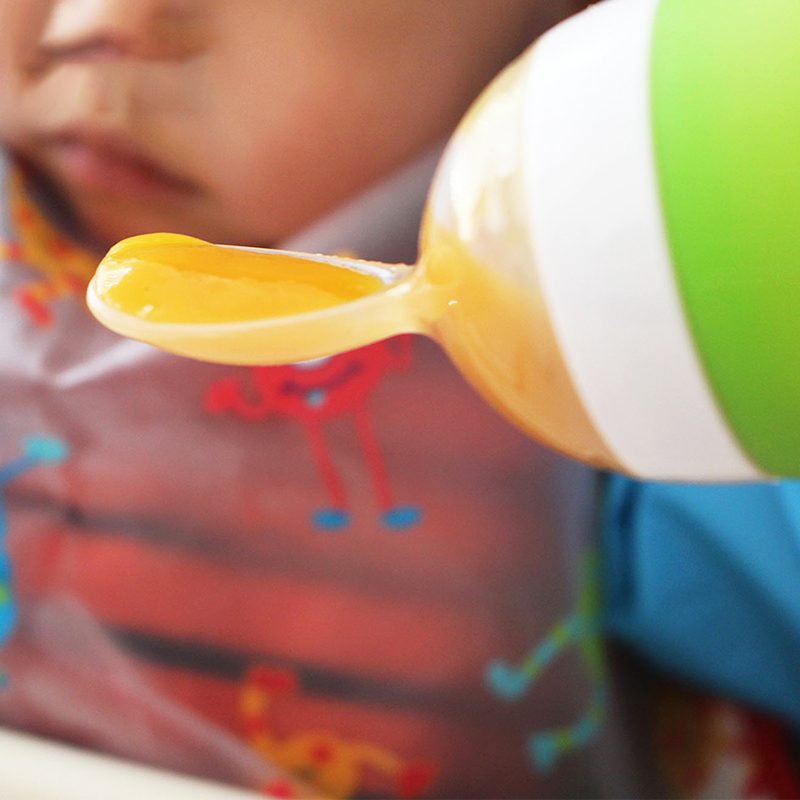 Bình thìa ăn dặm Munchkin màu xanh lá