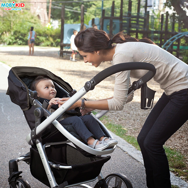 Có xe đẩy cho bé gấp gọn tiện lợi, mẹ và bé đi đâu cũng được
