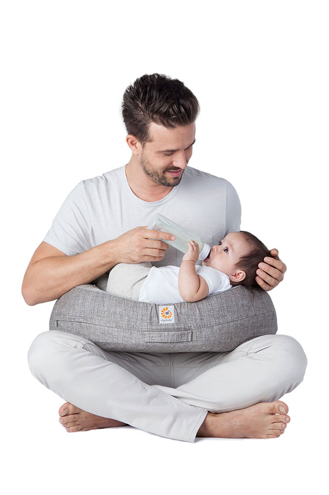 Gối cho bé bú Ergobaby Pillow – Xám