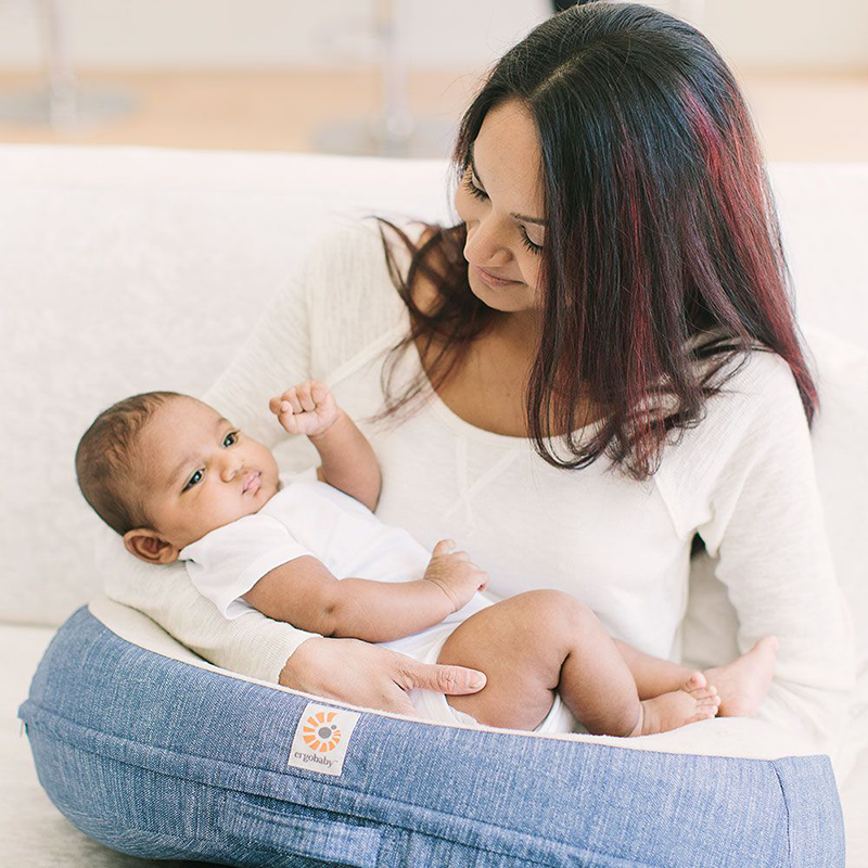 Gối cho bé bú Ergobaby Pillow – Xanh Cổ Điển