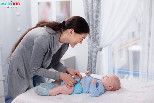 Khi nào mẹ nên ngừng mặc tã cho bé?