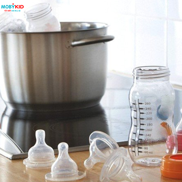 Mách mẹ những cách khử mùi hôi ở bình sữa cho bé hiệu quả