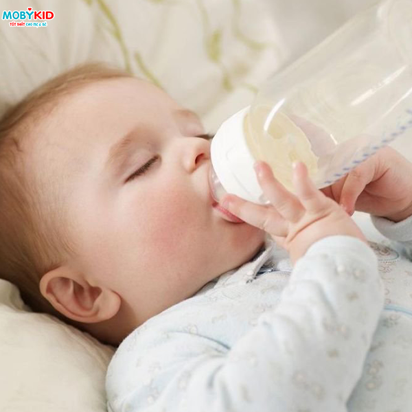 Mách mẹ những cách khử mùi hôi ở bình sữa cho bé hiệu quả
