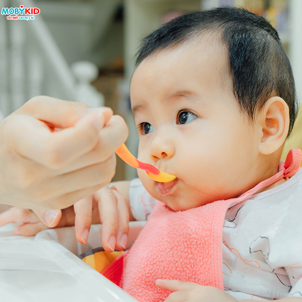Ngoài các sản phẩm cho bé ăn dặm từ nước ngoài như Nga, Nhật, Đức,.. thì hiện nay sản phẩm Việt Nam cũng đang dần khẳng định vị thế của mình trên thị trường quốc tế. Một sản phẩm ăn dặm đến từ thương hiệu Việt Nam hiện được các mẹ yên tâm tin dùng cho bé con nhà mình - bột ăn dặm Nutifood. Cùng Moby tìm hiểu về loại bột cho bé ăn dặm này nhé!