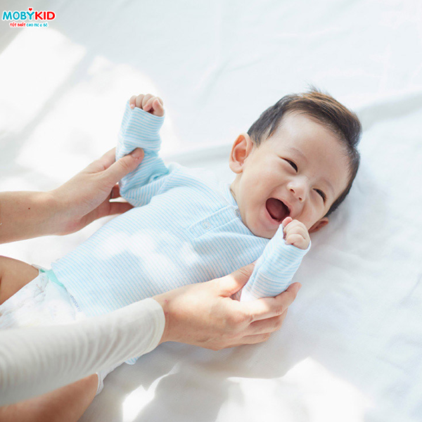 So sánh bỉm tã Huggies và Moony cho bé, nên mua loại nào?
