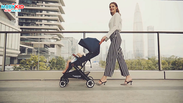 Tổng hợp kinh nghiệm mua xe đẩy gọn nhẹ cho bé khi đi du lịch
