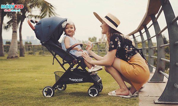 Tổng hợp kinh nghiệm mua xe đẩy gọn nhẹ cho bé khi đi du lịch