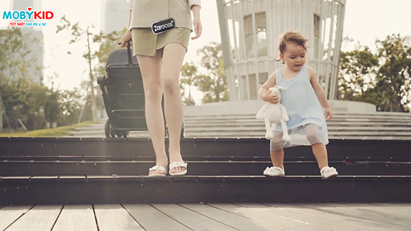 Tổng hợp kinh nghiệm mua xe đẩy gọn nhẹ cho bé khi đi du lịch