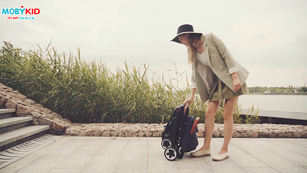 Tổng hợp kinh nghiệm mua xe đẩy gọn nhẹ cho bé khi đi du lịch