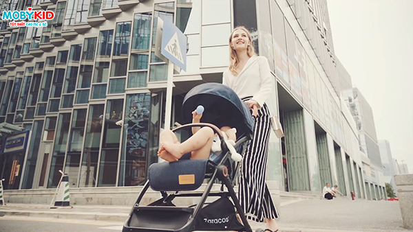 Tổng hợp kinh nghiệm mua xe đẩy gọn nhẹ cho bé khi đi du lịch