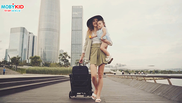 Tổng hợp kinh nghiệm mua xe đẩy gọn nhẹ cho bé khi đi du lịch