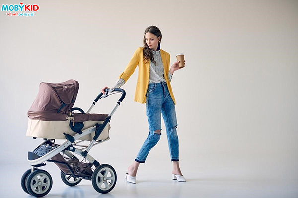 Trẻ em mấy tháng tuổi thì mẹ có thể cho bé ngồi xe đẩy em bé?