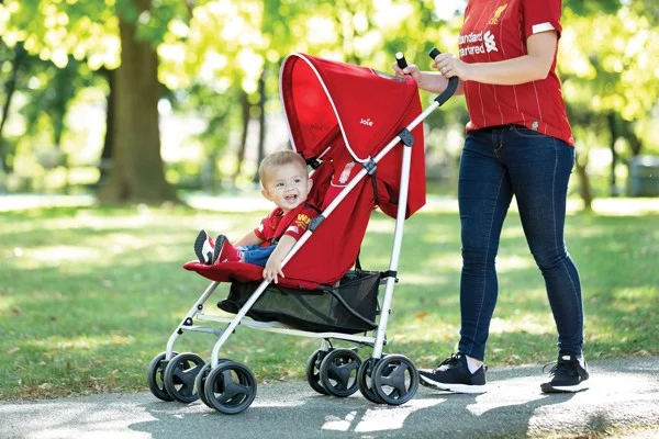 Xe đẩy du lịch gọn nhẹ cho bé đi du lịch - giải pháp giảm mệt mỏi cho ba mẹ trong những chuyến đi