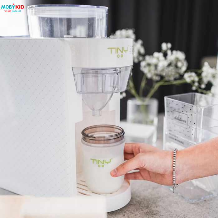 review-so-sanh-may-pha-sua-baby-brezza-formula-pro-advanced-my-va-may-pha-sua-tiny-baby-nhat-ban-nen-mua-may-nao