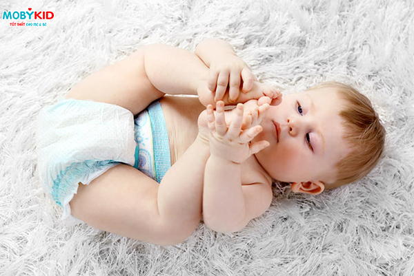 So sánh bỉm Pamper và Merries cho bé, nên mua loại nào?